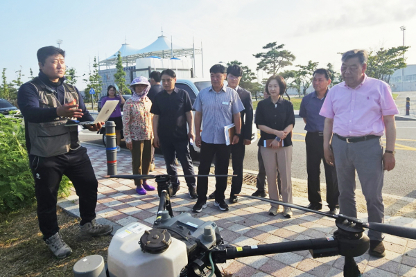 지난 12일 태안읍 반곡리에서 농업용 드론 통합 시스템을 통한 항공방제를 시연하는 모습.