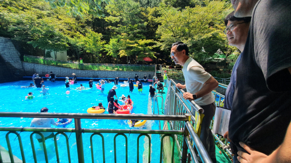 대전 동구 어린이물놀이장 점검하고 있는 박희조 동구청장 모습