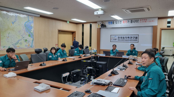 주한규 원장(중앙에서 왼쪽)이 을지연습 중 최초 상황을 보고받고 있다.