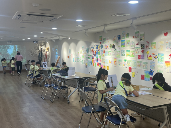 지난 18일까지 운영된 미디어아트 기획전 ‘거장의 팔레트 빛을 만나다’ 행사장에서 어린이들 미술 체험 모습