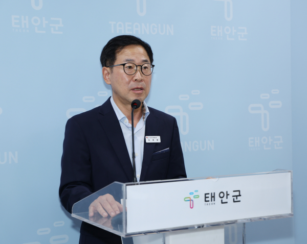 21일 군청 브리핑실에서 정례브리핑 중인 이계명 먹거리유통과장.