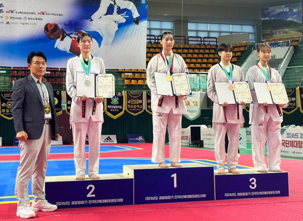 오정중 박소영 입상사진(사진상 왼쪽에서 두번째-은메달)