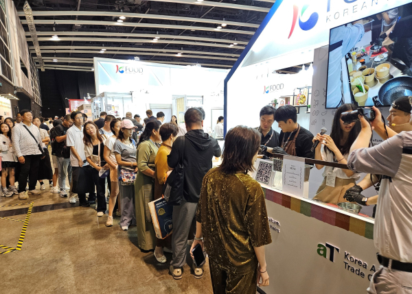 통합한국관 현장 조리 시연·시식 행사에 늘어선 줄