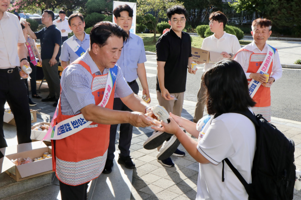 농신보 대전센터, 대전여중에서'아침밥 먹기 캠페인' 진행 모습