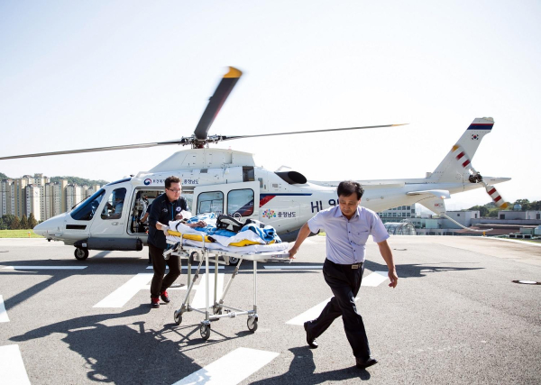 4개 응급의료기관 응급실 정상운영-닥터헬기이용 단국대 응급실로 이송 모습