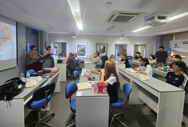 일본 바이코가쿠인대학교 학생들을 위한 K-뷰티 단기 연수 프로그램 진행 모습