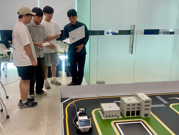 대학생 대상 '실내 자율주행 교육' 진행 모습