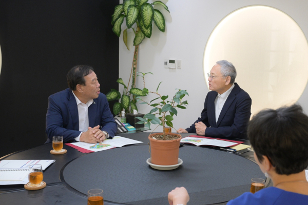 최민호 시장이 유인촌 문체부 장관 면담 모습