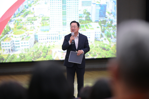 27일 시청 여민실에서 이장우 대전시장을 초청해 ‘대전시 미래전략과 시정방향’ 주제로 특강 진행 모습
