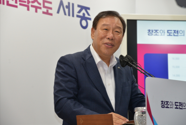 브리핑 하는 최민호 세종시장