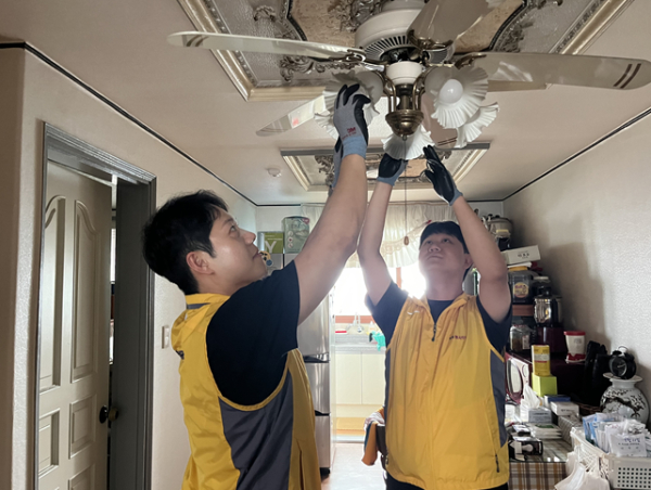 국가철도공단 전철처 봉사단이 27일 전등 등을 교체하며 구슬땀을 흘리고 있다.