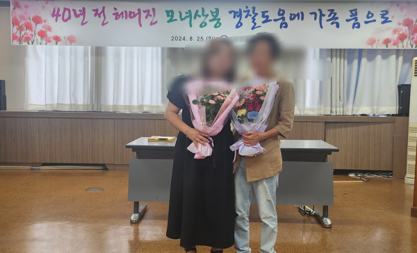 사망자 처리됐던 70대 여성이 딸을 만나 기념 촬영을 하고 있다.