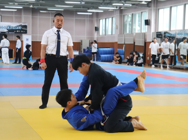 대회 참가자가 경연을 펼치고 있다.