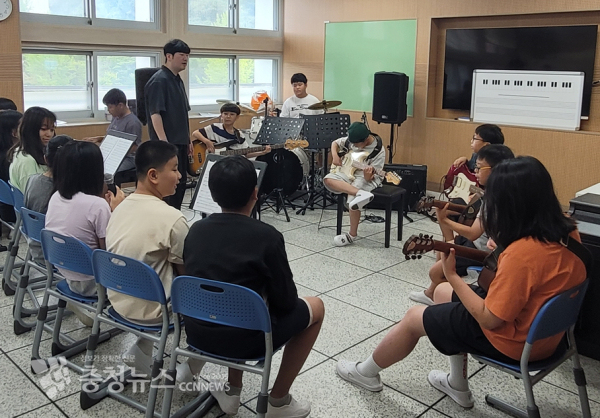 4~6학년이 교실에 함께 모여 밴드 활동을 즐기는 모습. /조홍기 기자