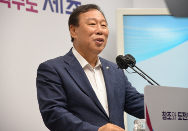 브리핑 하는 최민호 세종시장