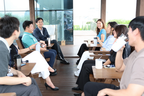 김형렬 행복청장(왼쪽줄 위에서 첫번째)이 취임 1주년을 맞아 직원들과 담소를 나누며 의견을 듣고 있다.