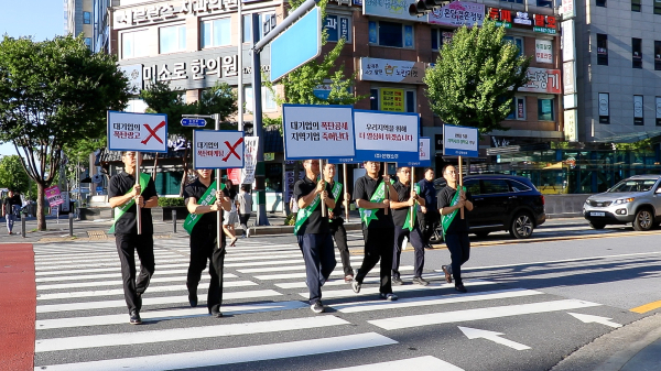 선양소주 임직원들 대전시내 주요 교차로에서 ‘지역소주 사랑 캠페인’ 전개 모습