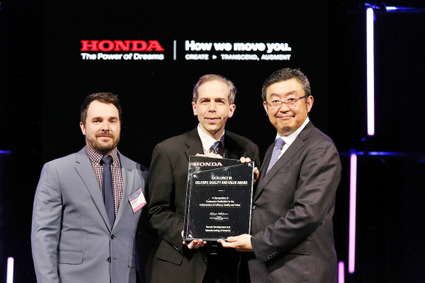 (왼쪽부터) 코리 스팔딩(Korey Spalding), 한국타이어 북미 혼다 세일즈 담당 매니저; 매트 카시스(Matt Karshis), 한국타이어 북미 OE 세일즈 매니저; 켄스케 오에(Kensuke Oe), 혼다 디벨롭먼트 앤드 매뉴팩처링 오브 아메리카 사장(President of Honda Development & Manufacturing of America)