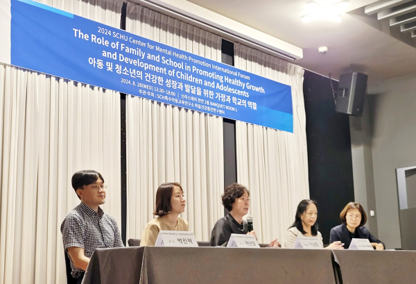 주제발표가 끝나고 연자들이 종합토론을 진행하고 있는 모습