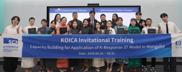 수료식이 끝나고 참가자들이 단체 기념촬영을 하고 있다.