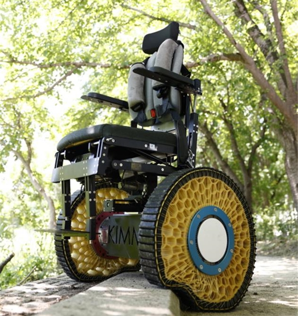 강성이 바뀌는 표면장력 모사 모핑 휠이 장착된 휠체어가 장애물을 넘어가는 모습