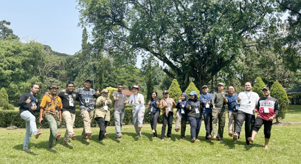 진흥원의 산림치유지도사를 따라 산림치유 프로그램에 참여하여 맨발걷기 체험을 진행하고 있다.