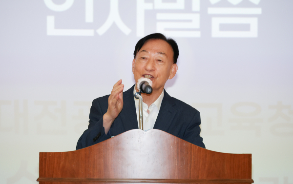 학부모 대상 디지털 성폭력 예방 토크콘서트에서 인사말 하는 설동호 교육감