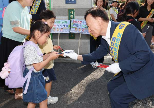 어린이 교통안전 합동 캠페인에 참여한 설동호 교육감