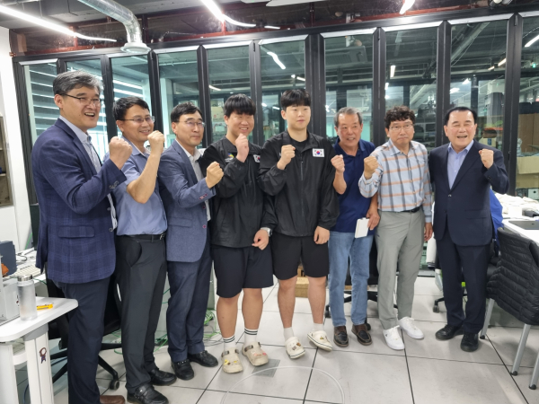 김지철 교육감이 아산스마트팩토리마이스터고 방문해 전국기능경기대회에서 우수한 성적을 거둔 학생선수들을 축하했다.