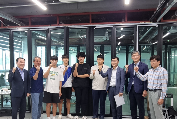 김지철 교육감이 아산스마트팩토리마이스터고 방문해 전국기능경기대회에서 우수한 성적을 거둔 학생선수들을 축하했다.