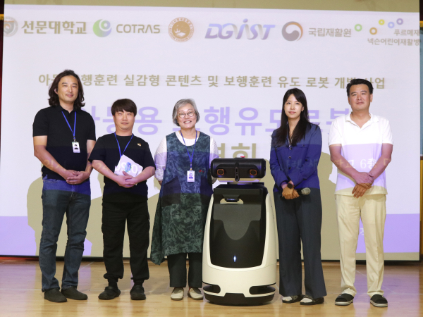 시연회 관계자들이 기념촬영을 하고 있다.