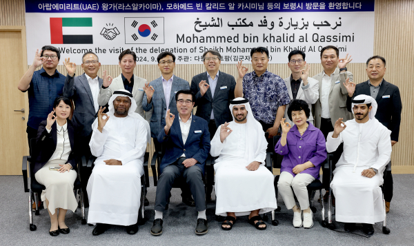 다원스마트팜에 기술교류차 방문 (가운데 모하메드 빈 칼리드 알 카시미 오른쪽 김군자 대표)