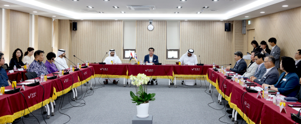 모하메드 빈 칼리드 알 카시미(UAE왕가, 사우드 빈 사크르 알 카시미 국왕의 친동생) 방문단 대표와 김동일 시장과 면담