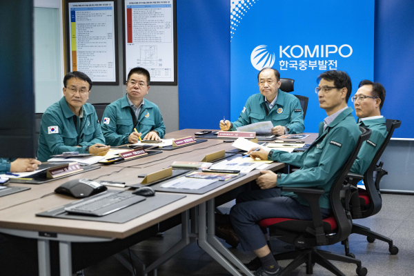 3일 한국중부발전 본사 재난종합상황실에서 경영진이 대책반원들과 함께 현장과 연계하여 상황판단회의를 실시하고 있다.