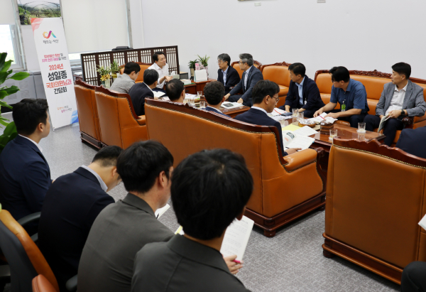 국회 국방위원장실에서 4일 진행된 정책간담회 진행