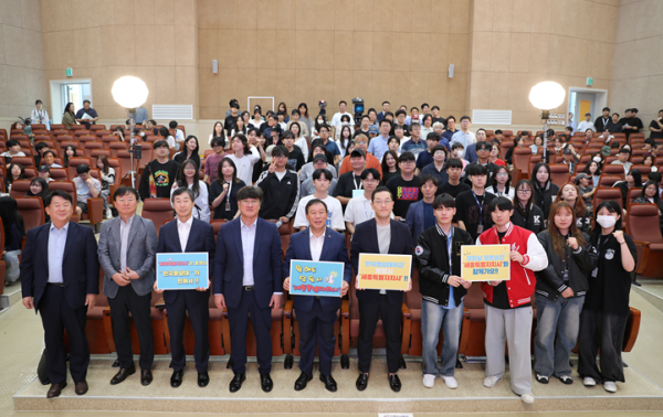 최민호 세종시장(오른쪽 6번째)이 한국영상대학교 인산아트홀에서 ‘세종이 미래다’를 주제로 특강을 마치고 유주현 부총장(오른쪽 5번째) 및 재학생, 교직원과 기념사진
