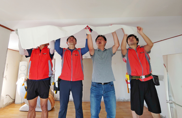 대전지방보훈청, 한국타이어 봉사단과 함께 침수피해 보훈가족 주거환경 개선 봉사활동 모습