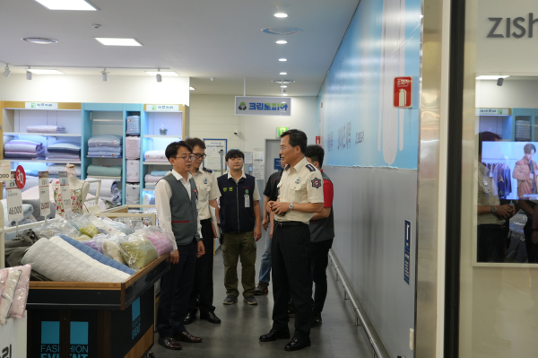대형마트 현장지도 방문. 왼쪽에서 다섯 번째 김상진 세종소방서장(세종소방서)