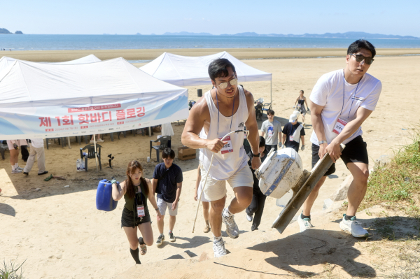 지난 7일 남면 마검포 해변에서 플로깅을 진행 중인 참여자들.