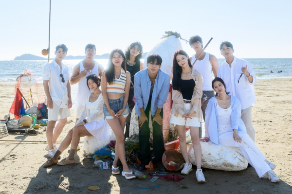 지난 7일 남면 마검포 해변에서 플로깅을 진행 중인 참여자들.