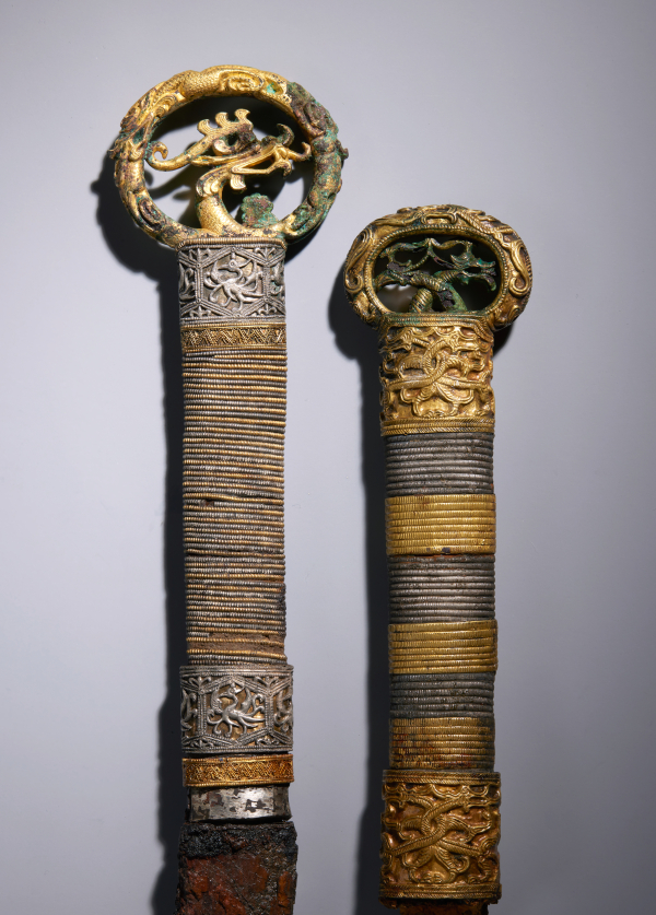 백제와 신라의 용봉황장식고리자루큰칼(좌-공주 무령왕릉  우-창녕 교동 11호분)