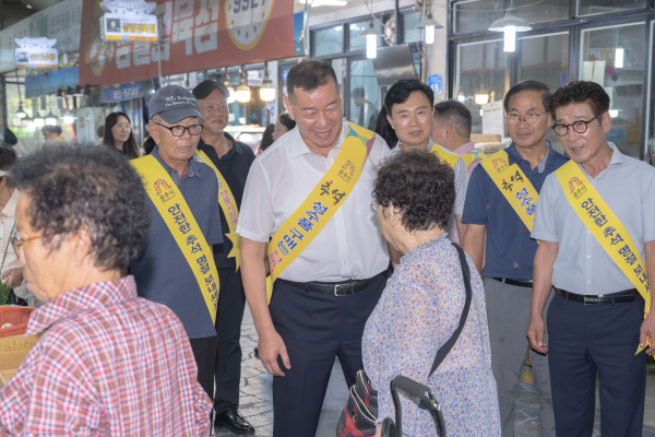 지난 6일 산성시장 일원에서 추석맞이 전통시장 이용 활성화를 위한 물가안정 캠페인 진행 모습
