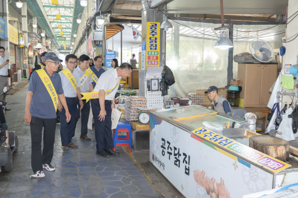 지난 6일 산성시장 일원에서 추석맞이 전통시장 이용 활성화를 위한 물가안정 캠페인 진행 모습