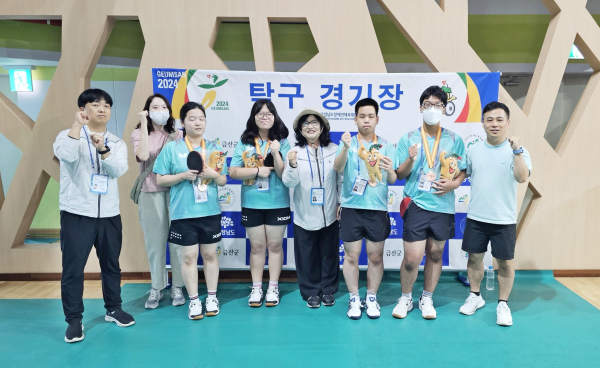 제30회 충남장애인체육대회에 출전한 아산교육지원청 학생 선수들 수상 기념사진