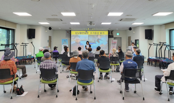 지난 3일 태안군보건의료원 어르신건강센터에서 진행된 ‘AI-IOT 기반 어르신 맞춤형 대면 건강교실’ 모습.