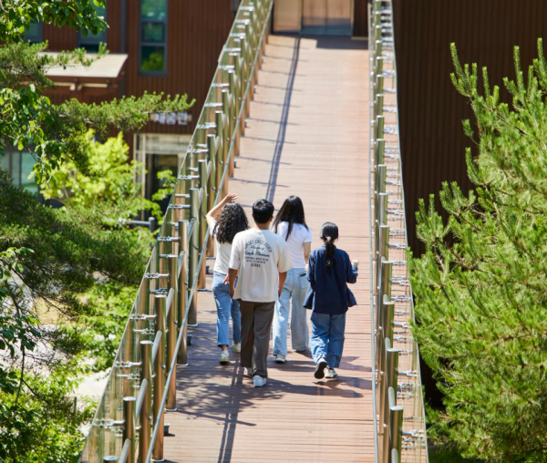 국립대전숲체원에서 ‘숲Do!나Do!’ 캠프 참여 청년들이 프로그램에 참여를 위해 이동하고 있다.
