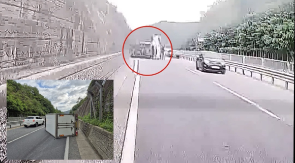 전복된 차량에서 운전자를 구조하는 차재영 경장