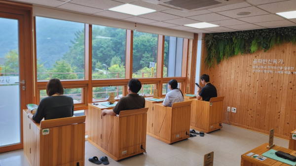 지난 추석(23년 9월) 연휴 기간 방문한 고객이 산림치유프로그램을 체험하고 있다.