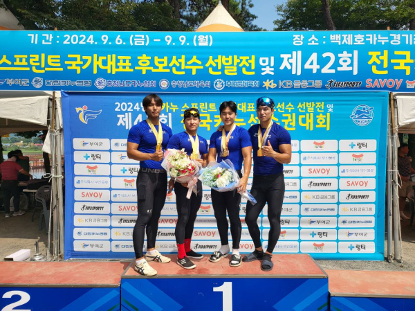 서산시청 카누팀이 지난  9일 충남 부여군에서 열린 제42회 전국카누선수권대회 메달 획득을 기념했다.(왼쪽부터 강신홍, 나재영, 최지성, 신동진 선수)