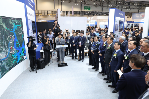 한국수자원공사가 10일 부산 벡스코 ‘K-water 홍보관’에서 주요 참석자들을 대상으로 첨단 물관리 기술을 시연하고 있다